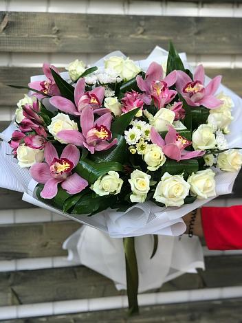 Букет цветов из: Розы и Хризантемы в Сиверском