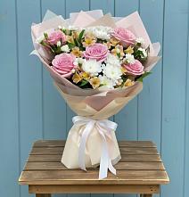 Букет цветов из:  Гвоздики, Орхидеи и Розы в Сиверском
