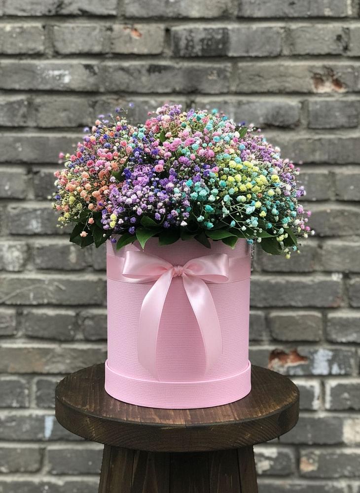 Цветочная композиция из Гипсофила и Розы в шляпной коробке в Сиверском