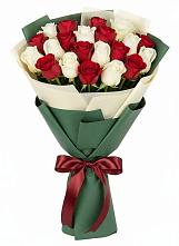 Букет Микс из красных и белых роз в Сиверском