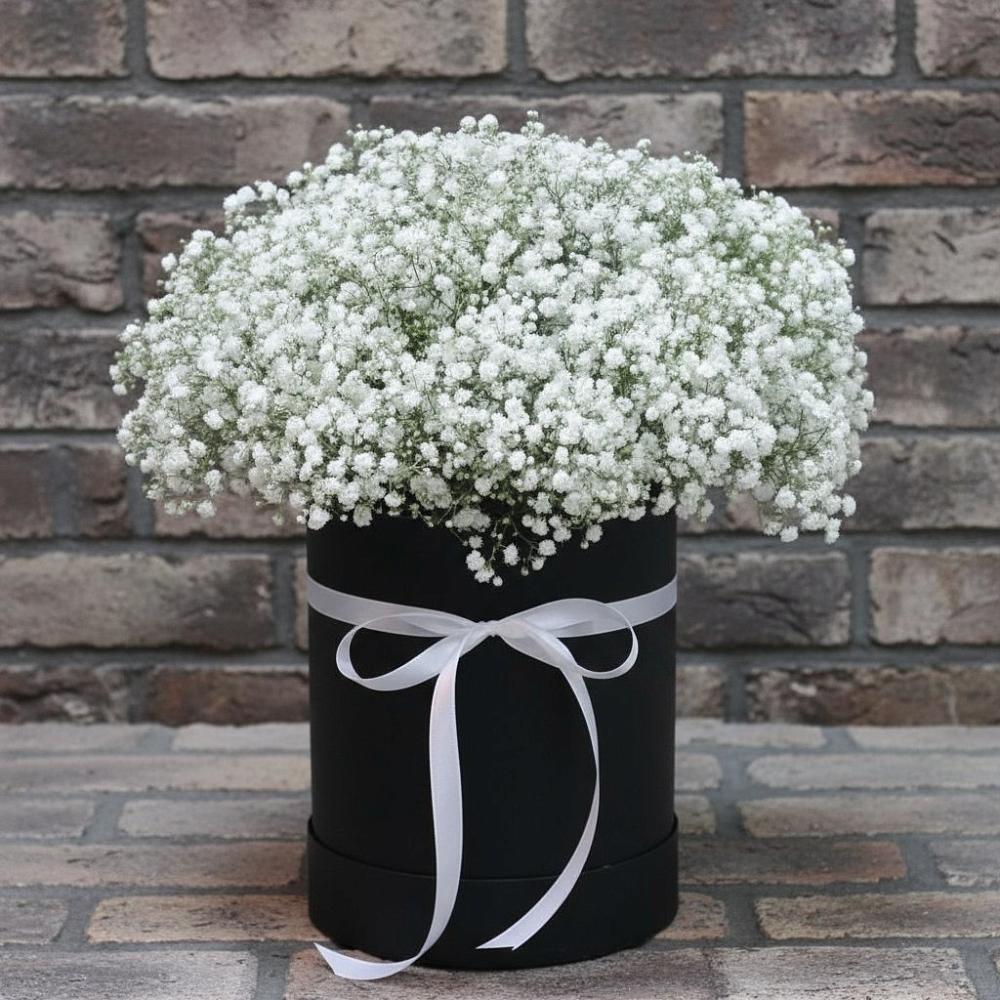 Цветочная композиция из Гипсофила в шляпной коробке в Сиверском