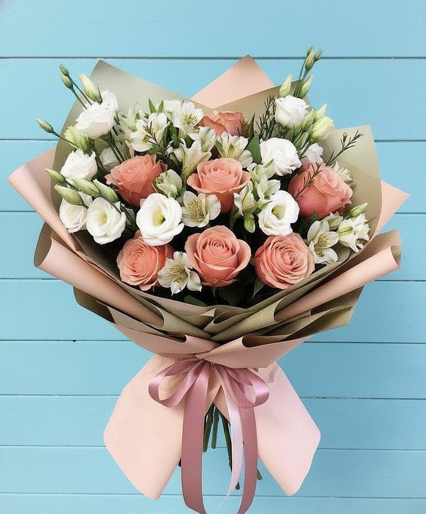 Букет цветов из: Розы, Альстромерии и Лизиантусы в Сиверском