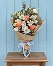 Букет цветов из:  Альстромерии, Лизиантусы, Розы и Хризантемы в Сиверском