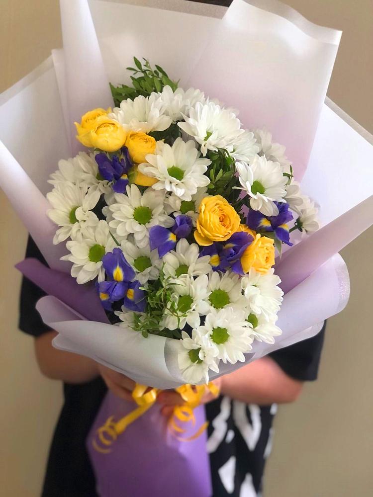 Букет цветов из: Ирисы, Хризантемы и Розы в Сиверском
