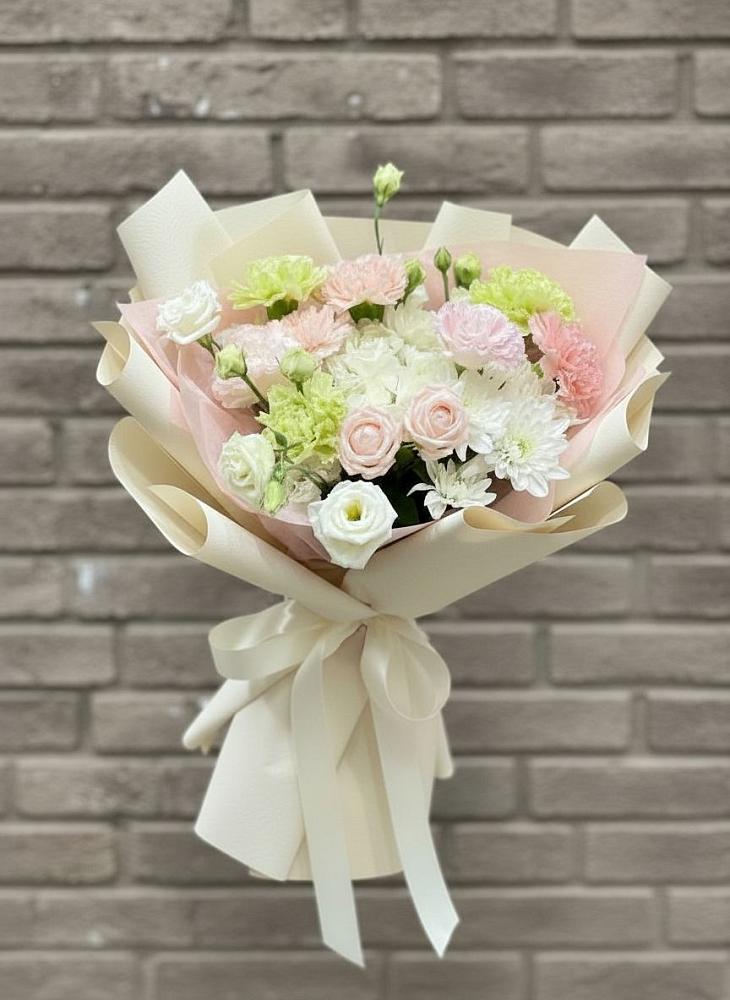 Букет цветов из: Гвоздики, Розы, Лизиантусы и Хризантемы в Сиверском