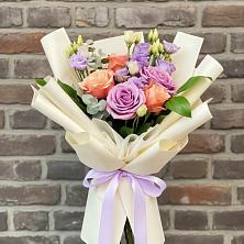 Букет цветов из:  Лизиантусы и Розы в Сиверском