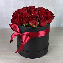 Цветочная композиция из Розы в шляпной коробке в Сиверском