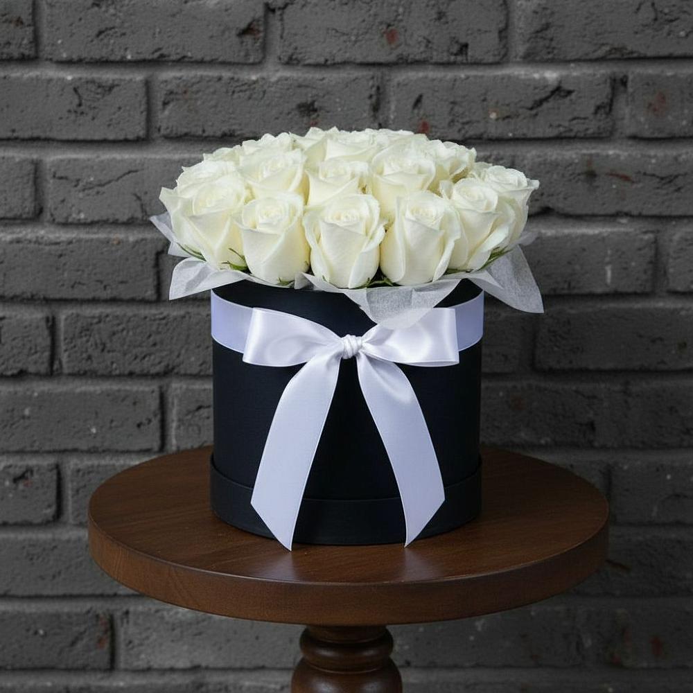 Цветочная композиция из Розы в шляпной коробке в Сиверском