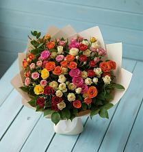 Микс из разноцветных кустовых роз