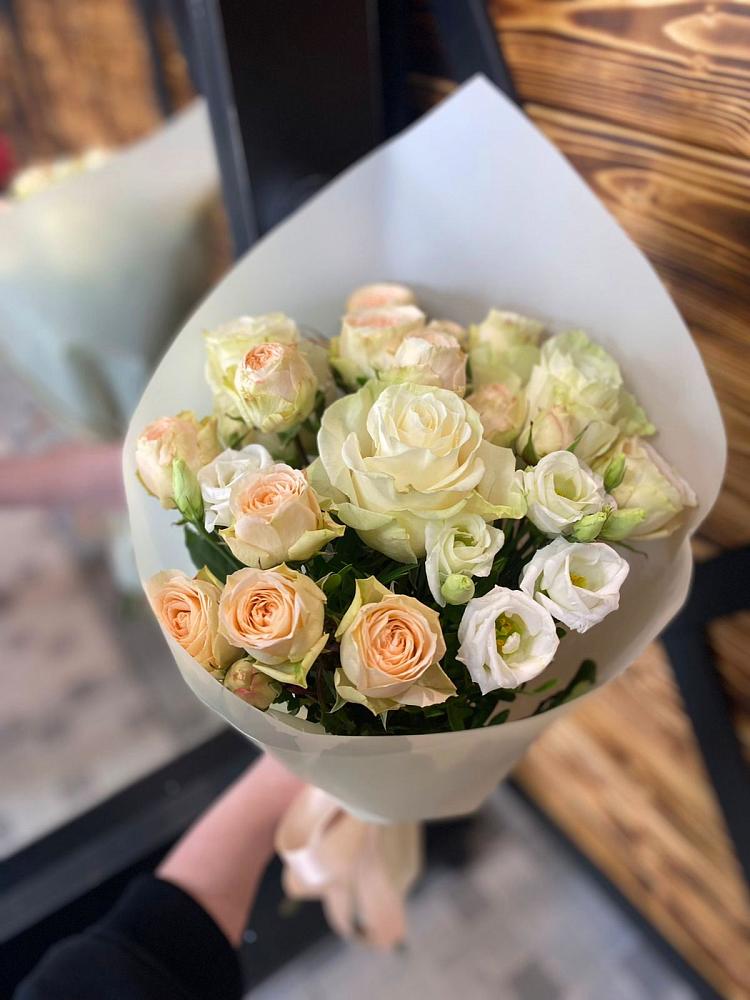 Букет цветов из: Розы и Лизиантусы в Сиверском